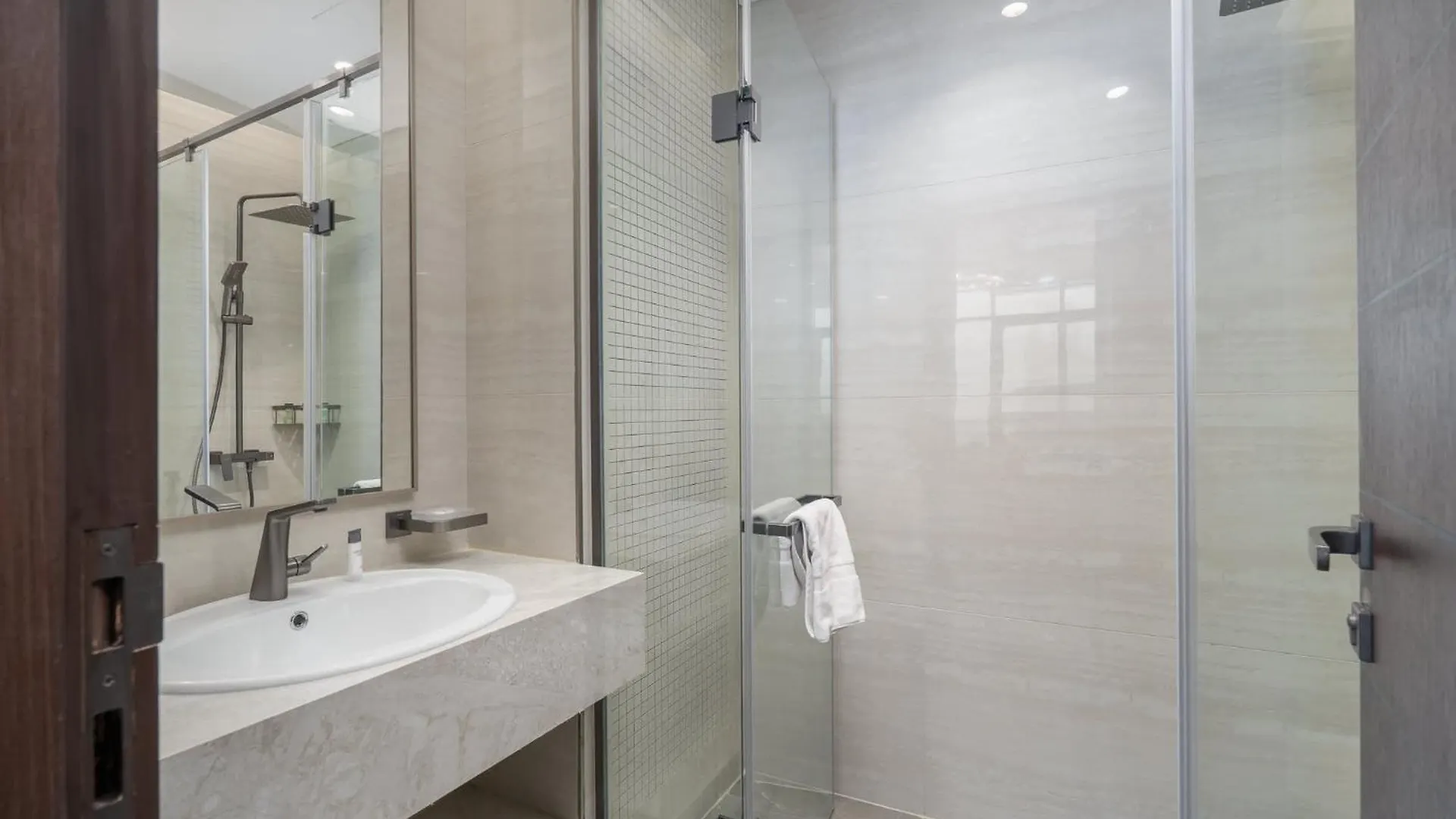 Fabulous And Spacious 2Br In Nobles Tower Ντουμπάι