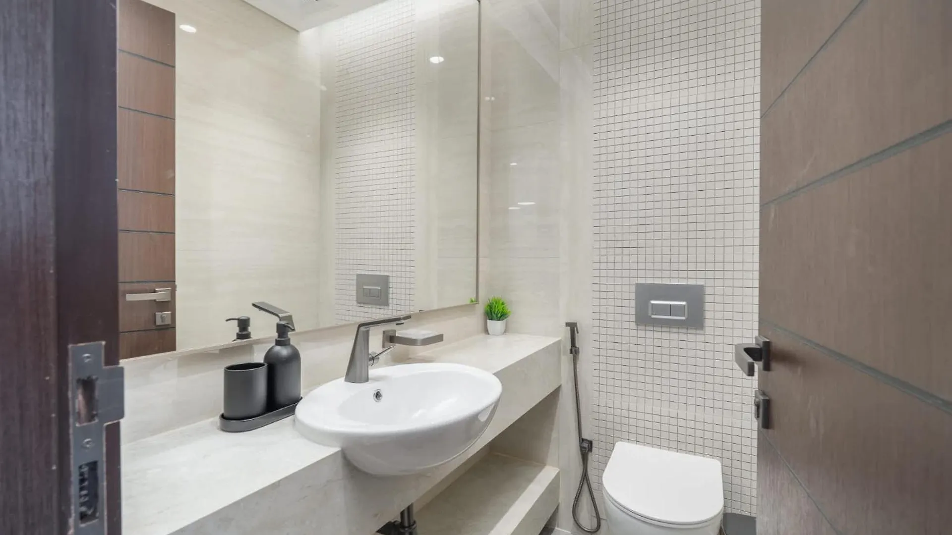 Fabulous And Spacious 2Br In Nobles Tower Dubai Apartment